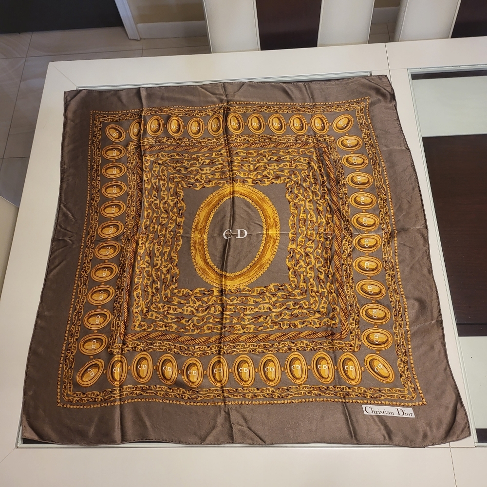 🔥EUC 💯 GORGEOUS CHRISTIAN DIOR CHAIN SILK SCARF - Picture 4 of 10